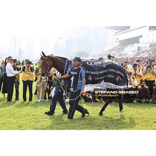 LHKIR 2024 of Hong Kong - - Hong Kong, Sha Tin racecourse - 8 December 2024 - ph.Stefano Grasso/Longines Zac Purton on Ka Ying Rising wins the Longines Hong Kong Sprint
