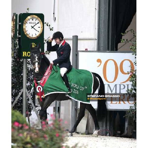 Michael Whitaker on Insul Tech Amai parades after winning the Jumping Verona - Rolex Fei World Cup tm 2009 Verona, 8th nov. 2009 ph.Fieracavalli/Stefano Grasso