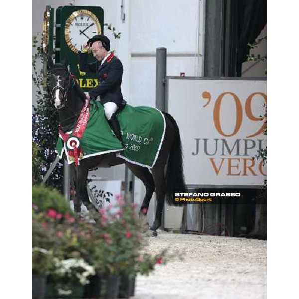 Michael Whitaker on Insul Tech Amai parades after winning the Jumping Verona - Rolex Fei World Cup tm 2009 Verona, 8th nov. 2009 ph.Fieracavalli/Stefano Grasso