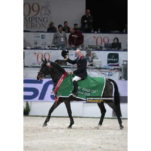 Michael Whitaker on Insul Tech Amai parades after winning the Jumping Verona - Rolex Fei World Cup tm 2009 Verona, 8th nov. 2009 ph.Fieracavalli/Stefano Grasso