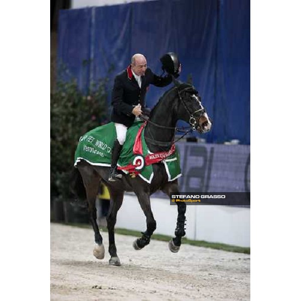 Michael Whitaker and Insultech Amai parades after winning the Jumping Verona - Rolex Fei World Cup tm 2009 Verona, 8th nov. 2009 ph.Fieracavalli/Stefano Grasso