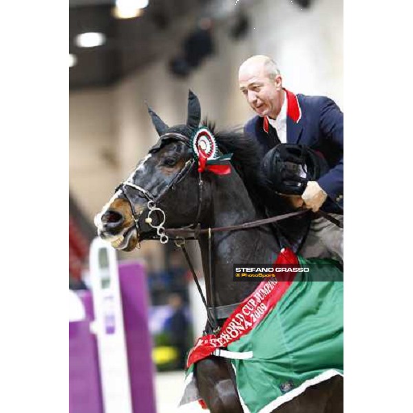 Michael Whitaker parades on Insul Tech Amai after winning the Jumping Verona - Rolex Fei World Cup tm 2009 Verona, 8th nov. 2009 ph.Fieracavalli/Stefano Grasso