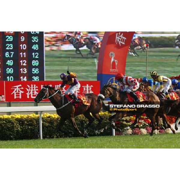 Felix Coetzee wins the Hong Kong Mile on Lucky Owners Sha Tin 14-12-03 ph. Stefano Grasso