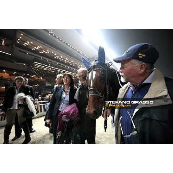 Bjorn Lindblom with Nieves Vl and her owners winners of the Gran Criterium \'Memorial Piero Biondi\' Milan San Siro, 15th nov. 2009 ph. Stefano Grasso