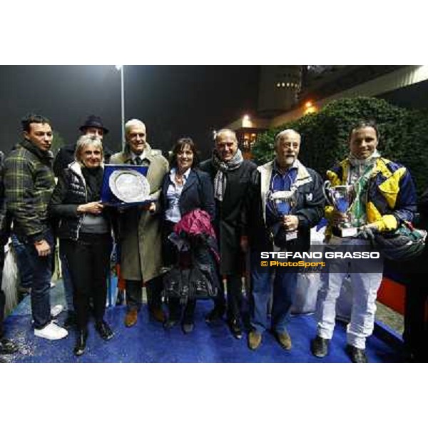 group photo for the winning connection of Gran Criterium \'Memorial Piero Biondi\' won by Andrea Guzzzinati with Nieves Vl Milan, San Siro 15th nov. 2009 ph. Stefano Grasso