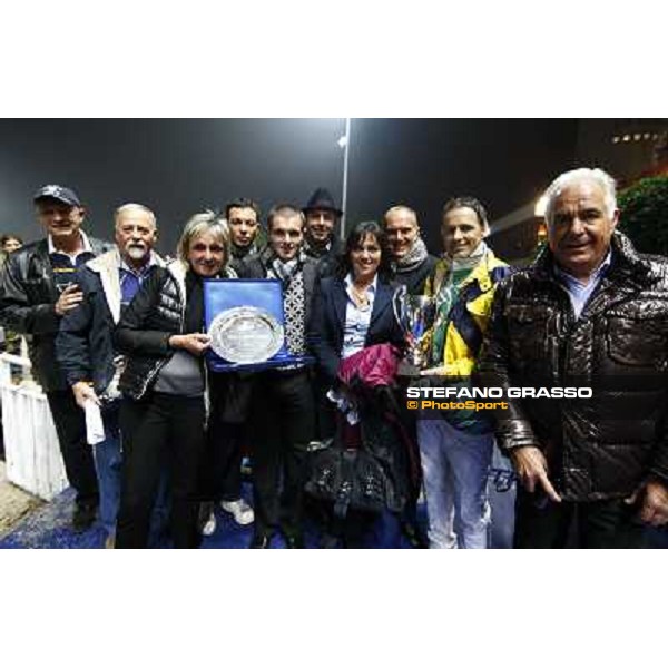 group photo for the winning connection of Gran Criterium \'Memorial Piero Biondi\' won by Andrea Guzzzinati with Nieves Vl Milan, San Siro 15th nov. 2009 ph. Stefano Grasso