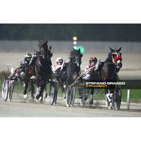 Marino Lovera with Nancy\'s Treb and Johnny Takter with Noak Lb at the first turn of the Gran Criterium \'Memorial Piero Biondi\' Milan San Siro, 15th nov. 2009 ph. Stefano Grasso