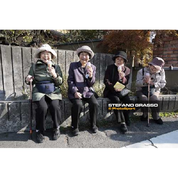 four ladies from Yokohama relaxing with an icecream during their visit at the temples at Kamakura Kamakura - Kanagawa, 28th nov. 2009 ph. Stefano Grasso