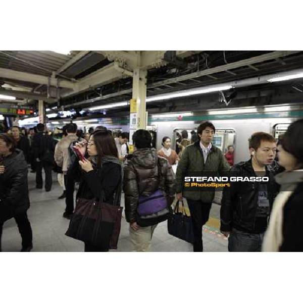 waiting for the train going to Kamakura Kamakura - Kanagawa, 28th nov. 2009 ph. Stefano Grasso