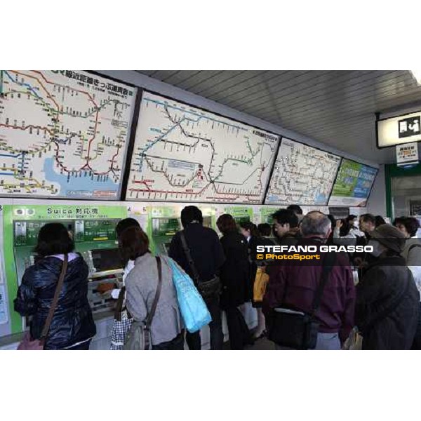 buying tickets at Kamakura station Kamakura - Kanagawa, 28th nov. 2009 ph. Stefano Grasso