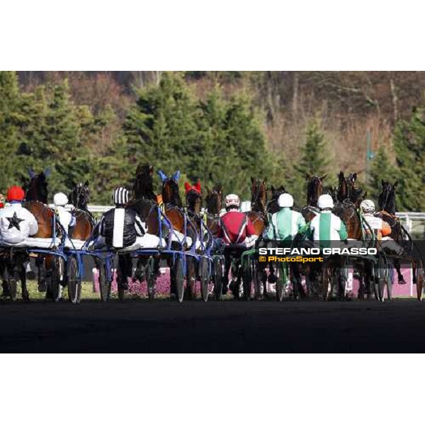the group of horses at the first turn during the Prix du Luxembourg Paris Vincennes, 30th january 2010 ph. Stefano Grasso