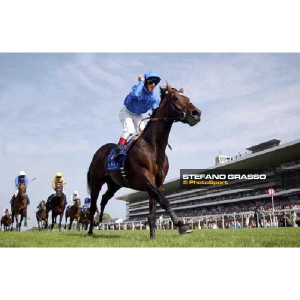Doyen and Frankie destroy theei rivals in the King George pic bill Selwyn 24-7-04