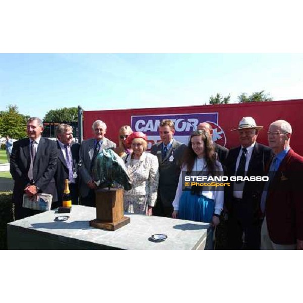 presentation of the trophy of The Cantor Odds Sussex Stakes Glorious Goodwood 28 th july 2004 ph. Stefano Grasso