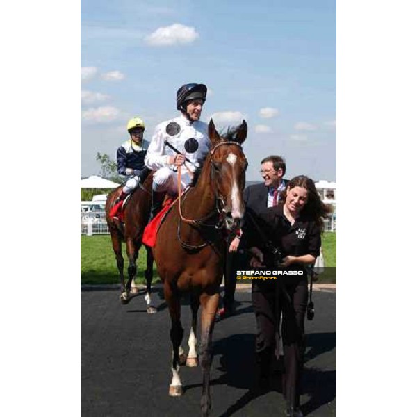 exulting Johnny Murtagh on Soviet Song with groom Stephanie Read and trainer John Fanshawe. Behind Le Vie dei Colori with Darryl Holland The Cantor Odds Sussex Stakes Glorious Goodwood 28 th july 2004 ph. Stefano Grasso