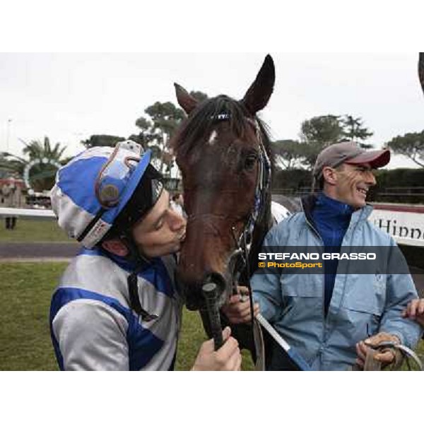 Dirk Fuhrmann kisses Frammassone after winning the 60.a Gran Corsa Siepi di Roma Roma, 14th february 2010 ph. Stefano Grasso