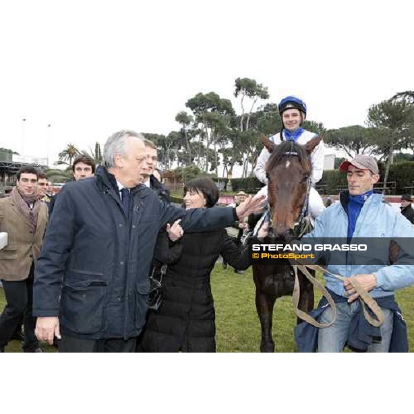 a caress to Frammassone by his owner, Roberto Pais, in the winner circle of 60.a Gran Corsa Siepi di Roma Roma, 14th february 2010 ph. Stefano Grasso