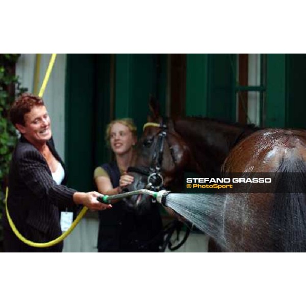 shower for Intendant by his trainer andrea Bertram Grosser Dallmayr -Preis Munchen 1st augsust 2004 ph. Stefano Grasso