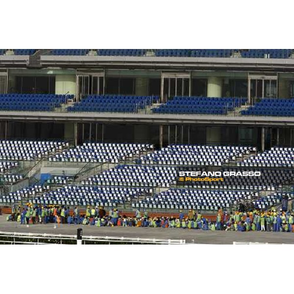 workers waiting at Meydan racecourse Dubai - Meydan, 7th march 2010 ph. Stefano Grasso