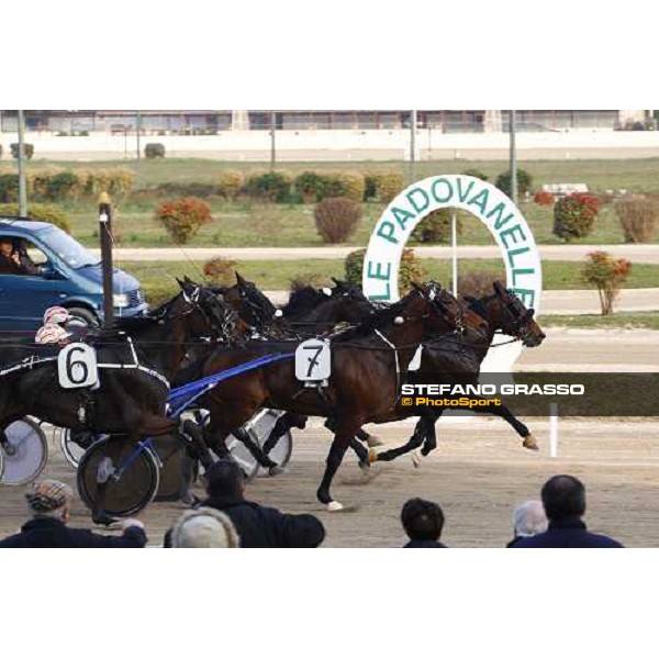 Roberto Andreghetti with Mineiro As goes to win the Gran Premio Cittˆ di Padova beating Mistral Bi (7) and Meriggio Ponte di Brenta (PD), 14th march 2010 ph. Stefano Grasso