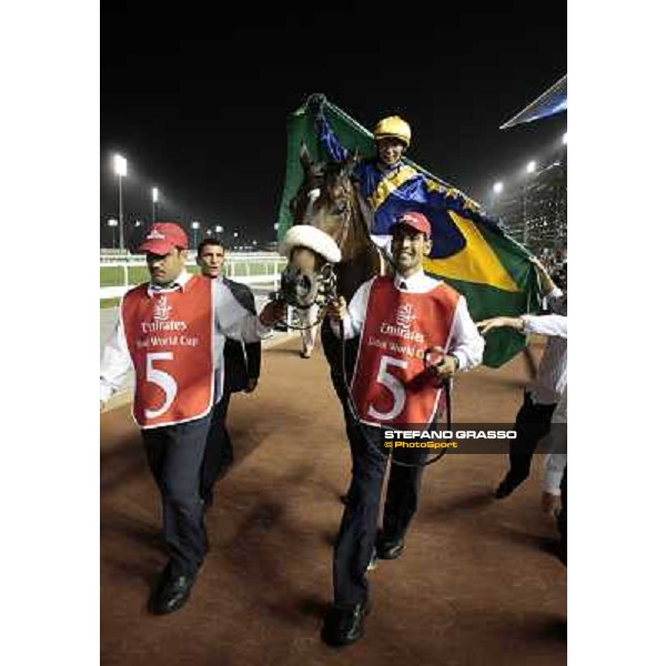 Tiago Pereira enters the winner circle on Gloria de Campeao after winning the Dubai World Cup Dubai - Meydan, 26th march 2010 ph. Stefano Grasso