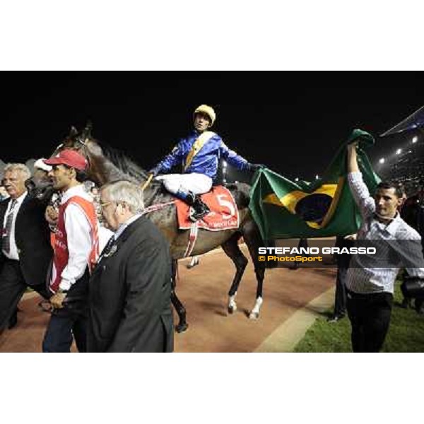 Tiago Pereira enters the winner circle on Gloria de Campeao after winning the Dubai World Cup Dubai - Meydan, 26th march 2010 ph. Stefano Grasso