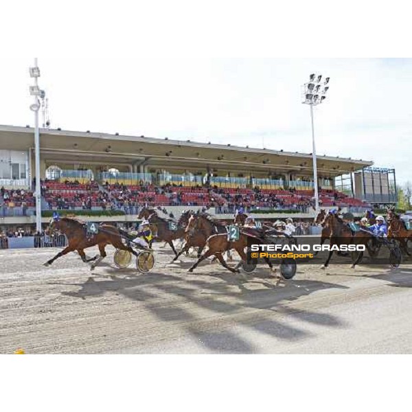 after the start Francesco Facci with Nieves Vl leads the group and goes to win the Gran Premio Italia Filly Bologna - Arcoveggio racetrack, 5th april 2010 ph. Stefano Grasso