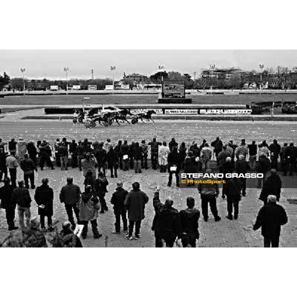 racegoers at Arcoveggio racetrack Bologna - Arcoveggio racetrack, 5th april 2010 ph. Stefano Grasso