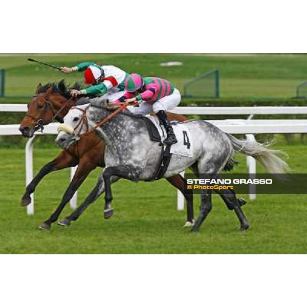 Mirco Demuro on Voila Ici goes to win the Premio Federico Regoli beating Dario Vargiu on Estejo Milan, San Siro racetrack 11th april 2010 ph. Stefano Grasso