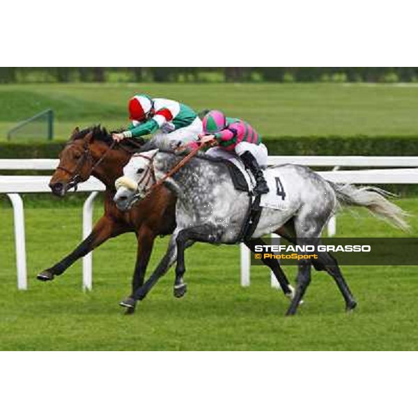 Mirco Demuro on Voila Ici goes to win the Premio Federico Regoli beating Dario Vargiu on Estejo Milan, San Siro racetrack 11th april 2010 ph. Stefano Grasso