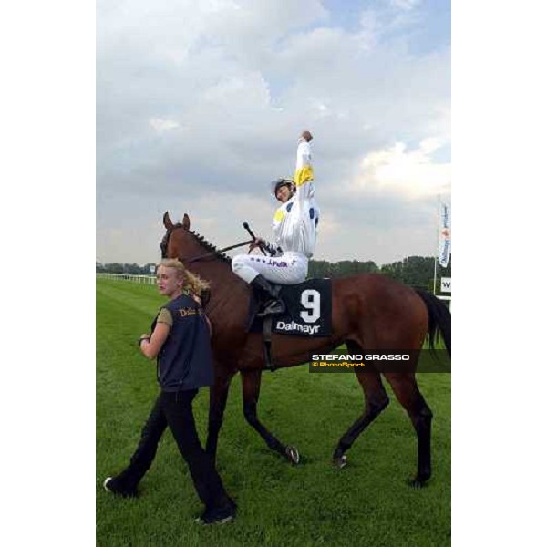 exulting Jiri Palik on Intendant winners of Grosser Dallmayr-Preis Munchen 1st august 2004 ph. Stefano Grasso