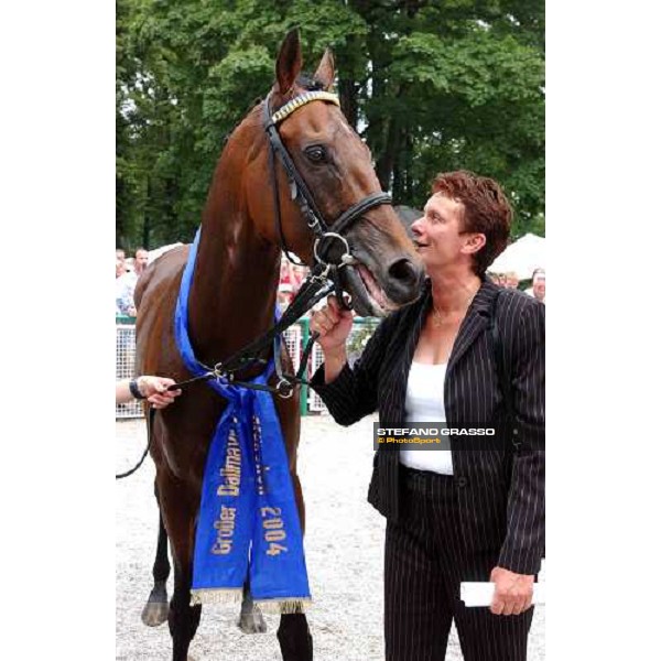 trainer Andrea Bertram with Intendant in the winner circle of Grosser Dallmayr Preis Munchen 1st august 2004 ph. Stefano Grasso