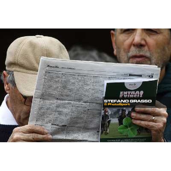 racegoers at Capannelle racetrack Rome Capannelle, 18th april 2010 ph. Stefano Grasso