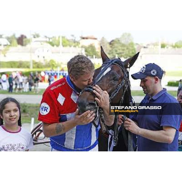 a kiss for Mago d\' Amore by the trainer Harry Rantanen after winning the Gran Premio d\' Europa Milan, San Siro 25th april 2010 ph. Stefano Grasso