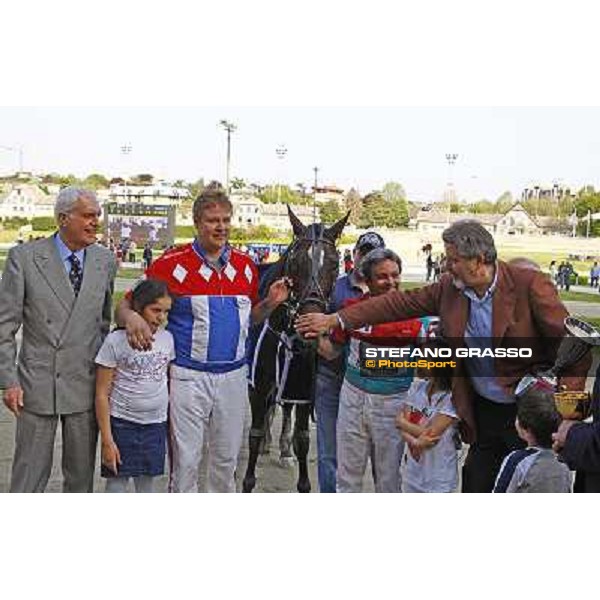 a caress by the owner to Mago d\' Amore after winning the Gran Premio d\' Europa Milan, San Siro 25th april 2010 ph. Stefano Grasso