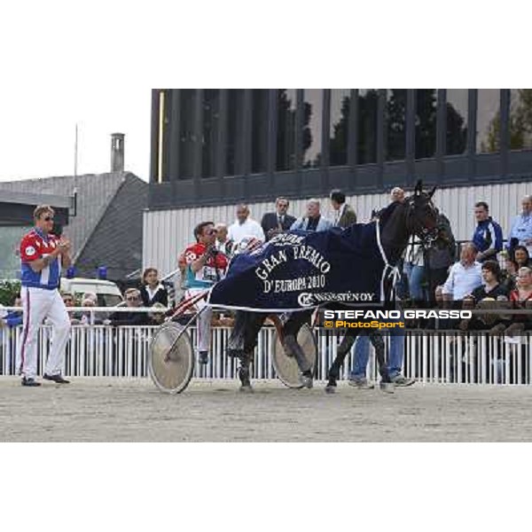 trainer Harry Rantanen and Pietro Gubellini parade with Mago d\' Amore after winning the Gran Premio d\' Europa Milan, San Siro 25th april 2010 ph. Stefano Grasso