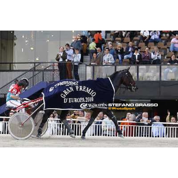 Pietro Gubellini parades with Mago d\' Amore after winning the Gran Premio d\' Europa Milan, San Siro 25th april 2010 ph. Stefano Grasso