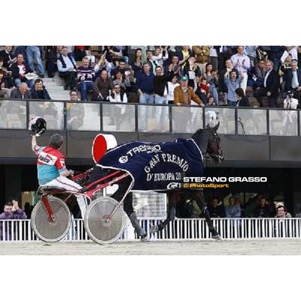 Pietro Gubellini parades with Mago d\' Amore after winning the Gran Premio d\' Europa Milan, San Siro 25th april 2010 ph. Stefano Grasso