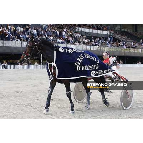 Pietro Gubellini parades with Mago d\' Amore after winning the Gran Premio d\' Europa Milan, San Siro 25th april 2010 ph. Stefano Grasso