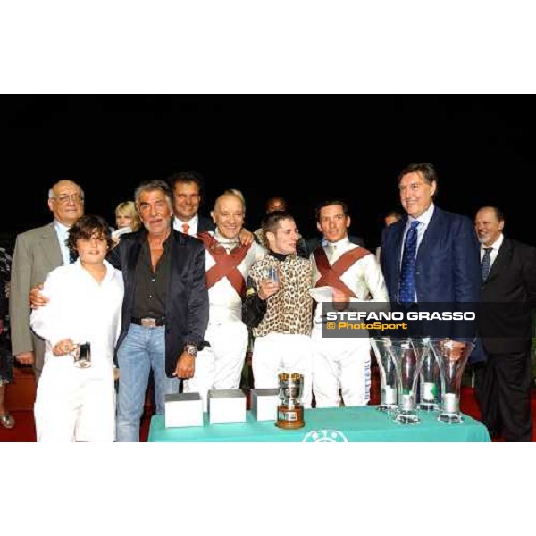 giving prize with Roberto Cavalli and son, Pinuccio Molteni, Mirco Demuro,Frankie Dettori and Guido Borghi, President of Soc. Varesina Corse Cavalli Varese Le Bettole 7th august 2004 ph. Stefano Grasso