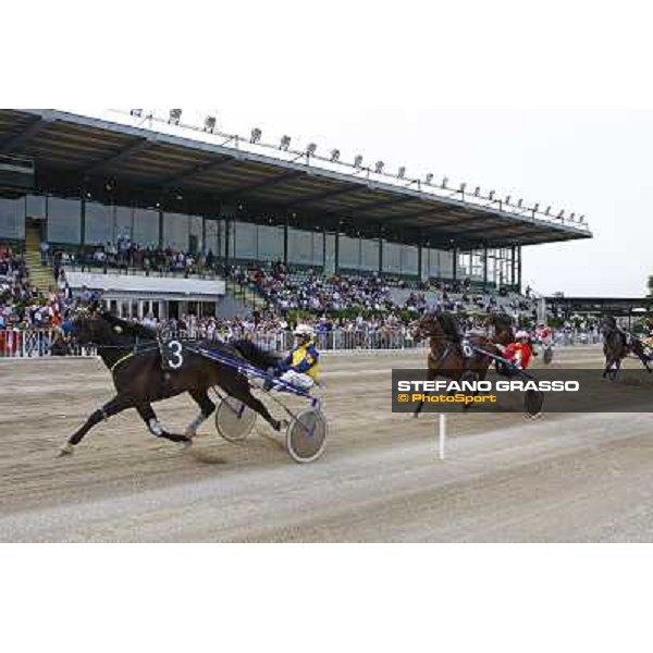 Davide Nuti with Nad Al Sheba wins the 107¡ Premio Elwood Medium Padova, V.S.Breda racetrack, 1st may 2010 ph. Stefano Grasso