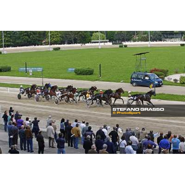 the first turn of the 107¡ Premio Elwood Medium Padova, V.S.Breda racetrack, 1st may 2010 ph. Stefano Grasso