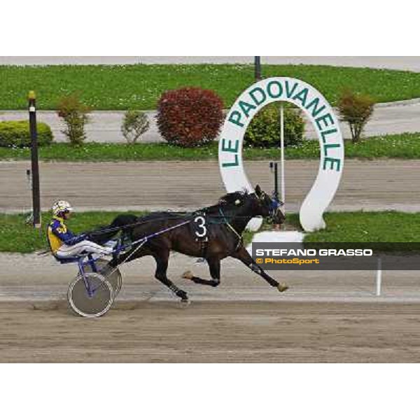 Davide Nuti with Nad Al Sheba wins the 107¡ Premio Elwood Medium Padova, V.S.Breda racetrack, 1st may 2010 ph. Stefano Grasso