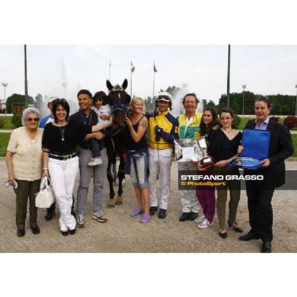 prize giving for the winning connection of Nad Al Sheba winner of the 107¡ Premio Elwood Medium Padova, V.S.Breda racetrack, 1st may 2010 ph. Stefano Grasso