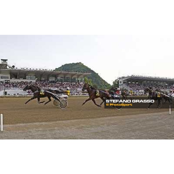Gaetano Di Nardo with Italiano wins the 61¡ Gran Premio Lotteria - Trofeo Snai beating Irving Rivarco and Irambo Jet Napoli, 2nd may 2010 ph. Stefano Grasso