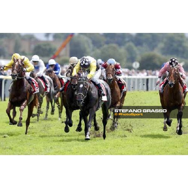 Tony James (centre) wins the Gimcrack pic bill Selwyn 18-8-04