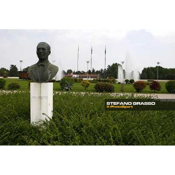 the statue of Ivone Grassetto Padova, VS Breda racetrack, 1st may 2010 ph. Stefano Grasso