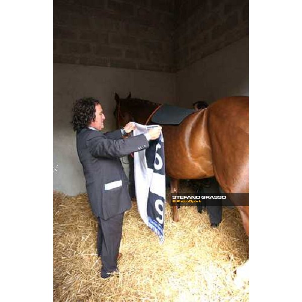 Riccardo Menichetti prepares Shifting Place Deauville, 22th august 2004 ph. Stefano Grasso