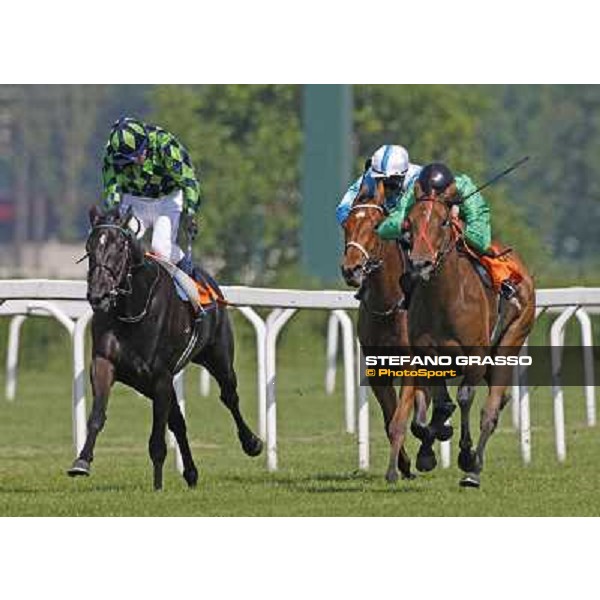 Kieren Fallon on Contredanse goes to win the Oaks d\' Italia beating Middle Club Milano, 30th may 2010 ph. Stefano Grasso