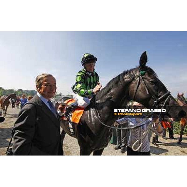 Luca Cumani with Kieren Fallon on Contredanse in the winner enclosure of Oaks d\'Italia Milano, 30th may 2010 ph. Stefano Grasso