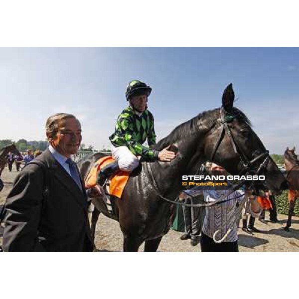 Luca Cumani with Kieren Fallon on Contredanse in the winner enclosure of Oaks d\'Italia Milano, 30th may 2010 ph. Stefano Grasso
